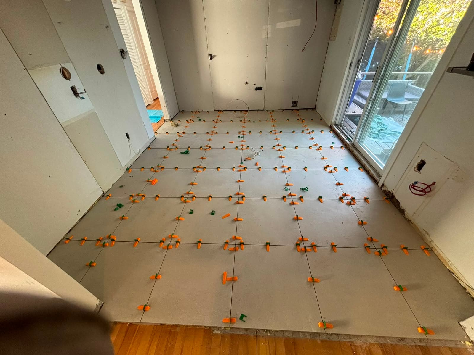 Installation d'un plancher de céramique grand format avec espaceurs de nivellement